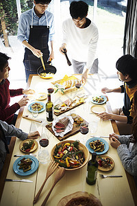 家庭聚会用餐的家人朋友图片