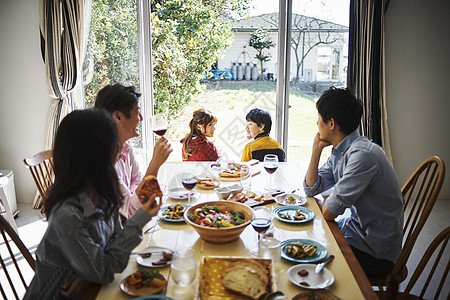 家庭聚会用餐图片