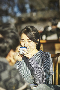 女人在咖啡馆喝咖啡放松图片