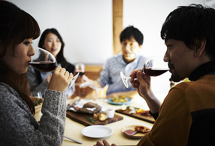 年轻人在家聚餐喝红酒图片