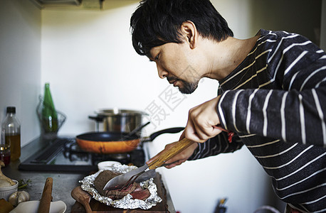 男人在厨房准备聚会食品图片