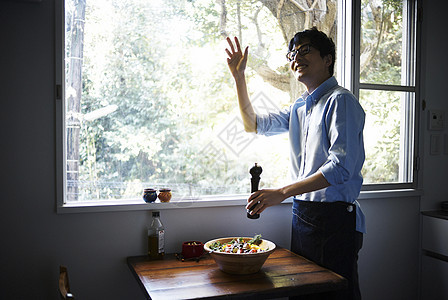 家庭聚餐男人正在准备美味的食物图片