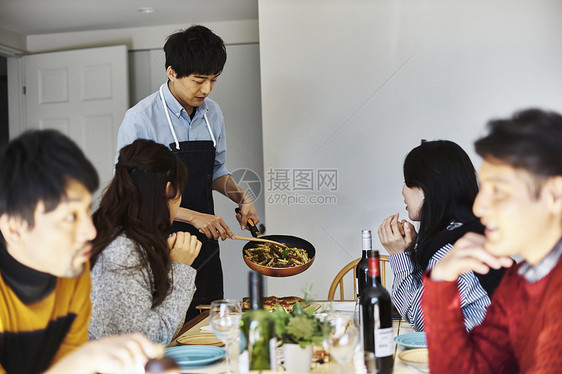 主人在给客人分发食物图片