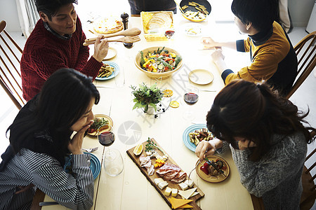 桌上吃饭的年轻人家庭聚餐图片