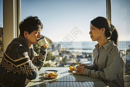 窗户边喝下午茶的情侣图片
