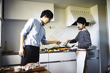 一起烹饪食物的男人图片