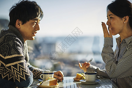 咖啡馆喝下午茶的情侣图片