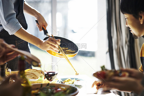 男人在给宾客们分发食物图片