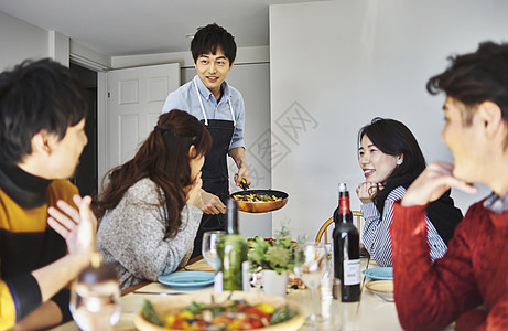 男人在给宾客们分发食物图片