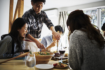 男人在家庭聚会上分发食物图片