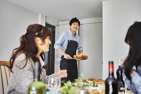 家庭聚会上丰盛的美食图片