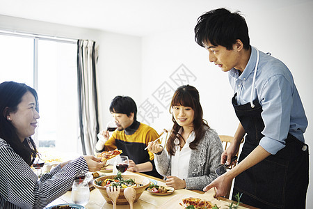 男人在给宾客们分发食物图片