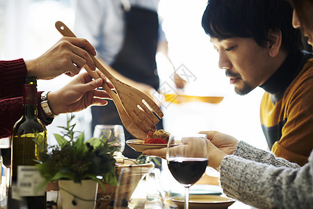 聚会用餐的朋友们图片