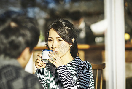 在和男人约会喝咖啡的女性图片