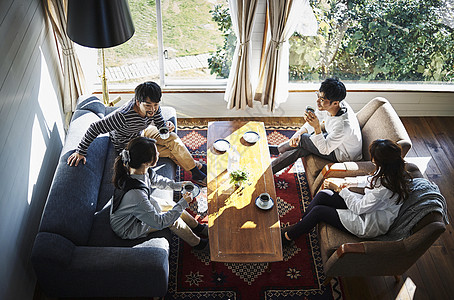 在客厅里放松聊天的青年朋友图片素材