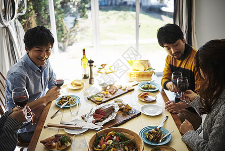 家庭聚会上的美食图片