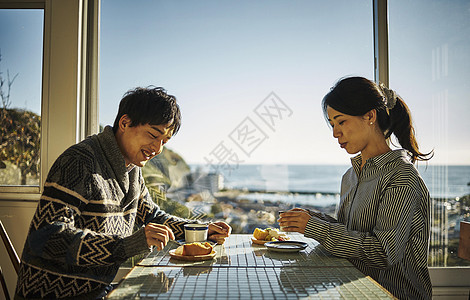 在咖啡馆喝下午茶的情侣图片