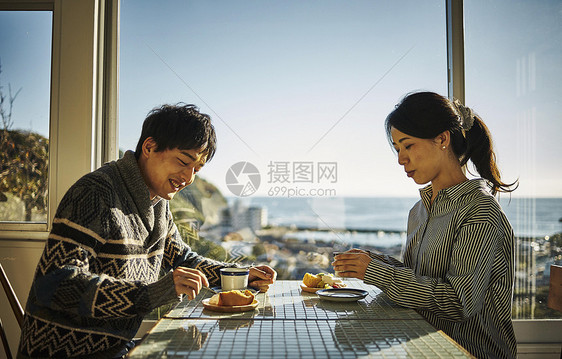 在咖啡馆喝下午茶的情侣图片