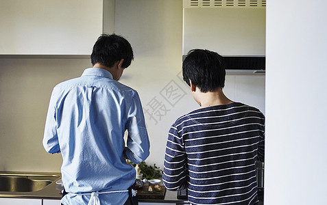 厨房里烹饪的男性图片