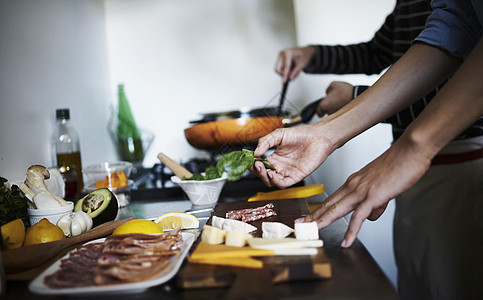 厨房烹饪美食的男性手部特写图片