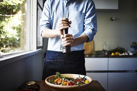 给食物撒胡椒粉图片素材