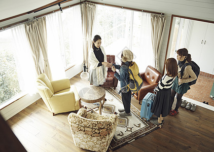 会客人客厅里女人在握手会客背景