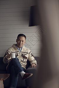 窗边休息喝咖啡的男人图片
