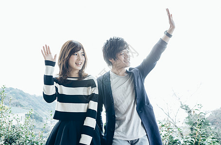 健朗的男女向别人挥手图片素材