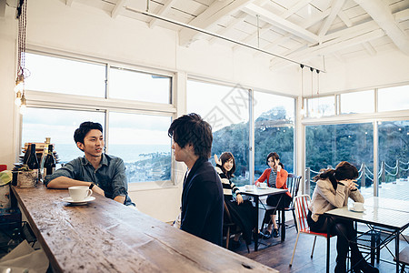 学生在咖啡馆聊天图片