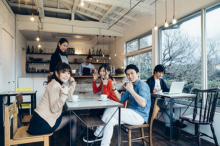 大学生在咖啡馆放松图片