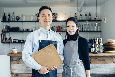 一对夫妇经营一家咖啡馆图片