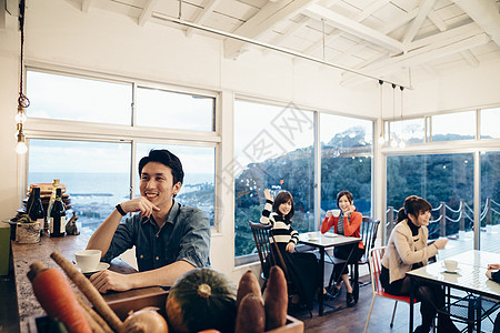 在咖啡馆放松聊天的大学生图片