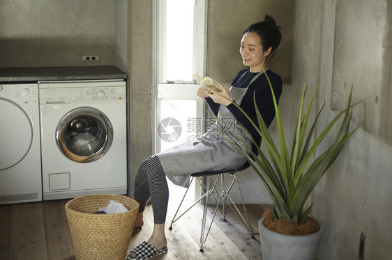 洗衣服的家庭妇女图片