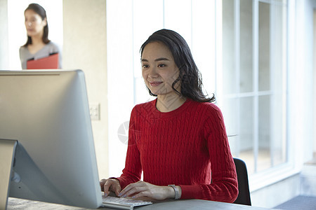 一个女人在办公室里图片