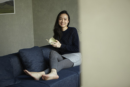 居家沙发上放松的女人图片素材