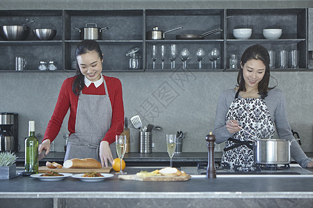 美女在厨房做饭图片