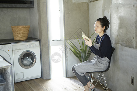 居家读书的女人图片