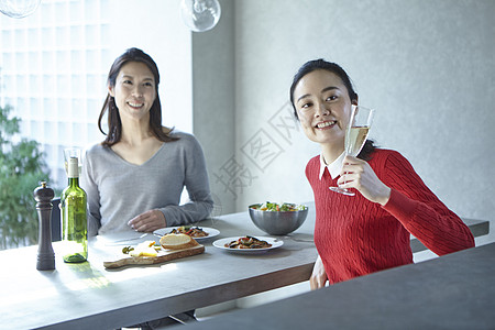 跟朋友一起享用美食的女人图片