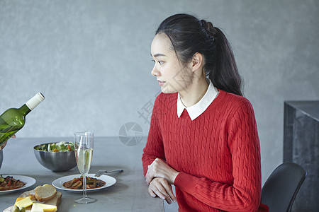 跟朋友一起享用美食的女人图片