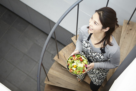 一个女人携带食物下楼图片