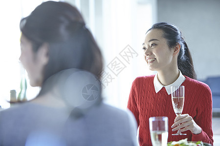 聚会享受美食的年轻女子图片