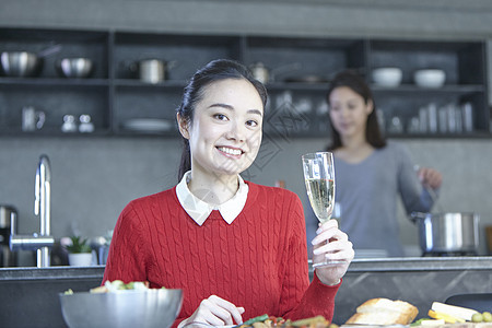 聚会享受美食的年轻女子图片