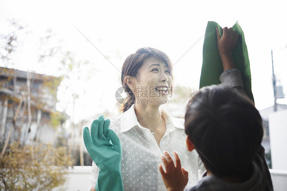 一起做家务的母子图片