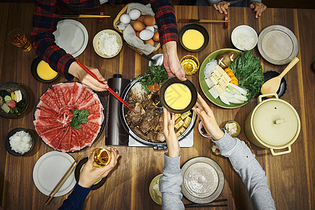 筷子俯视一家人一起吃寿喜烧背景
