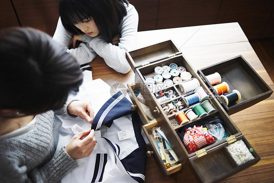女孩学习缝纫图片