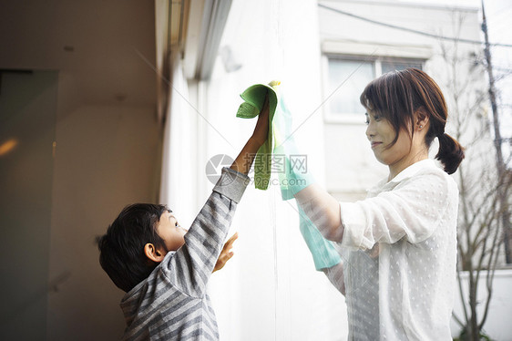 妈妈和儿子一起清洁窗户图片