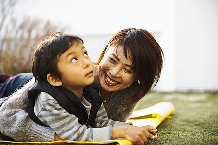 母子躺在花园里图片