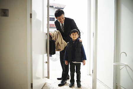 早晨上学父亲和孩子一起离开家背景