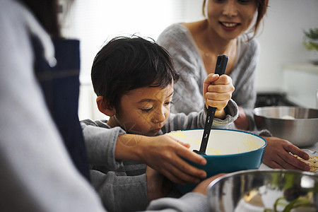 孩子帮忙做饭图片