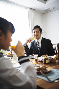 一家人一起吃早餐图片